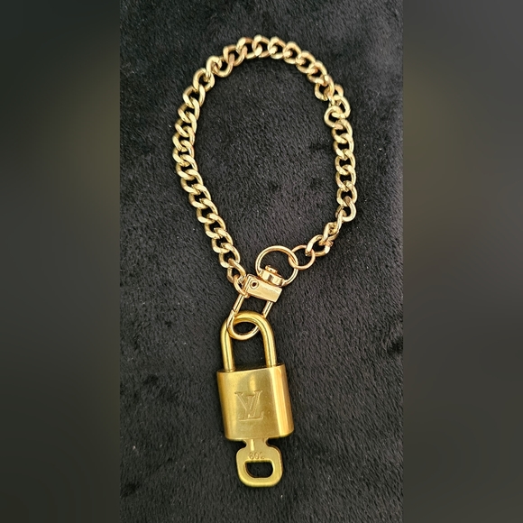 Authentic Louis Vuitton ๐ Lock & Key #309 with unbranded chain - Picture 1 of 5